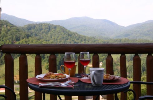 breakfast on outside patio with mountains in distance.